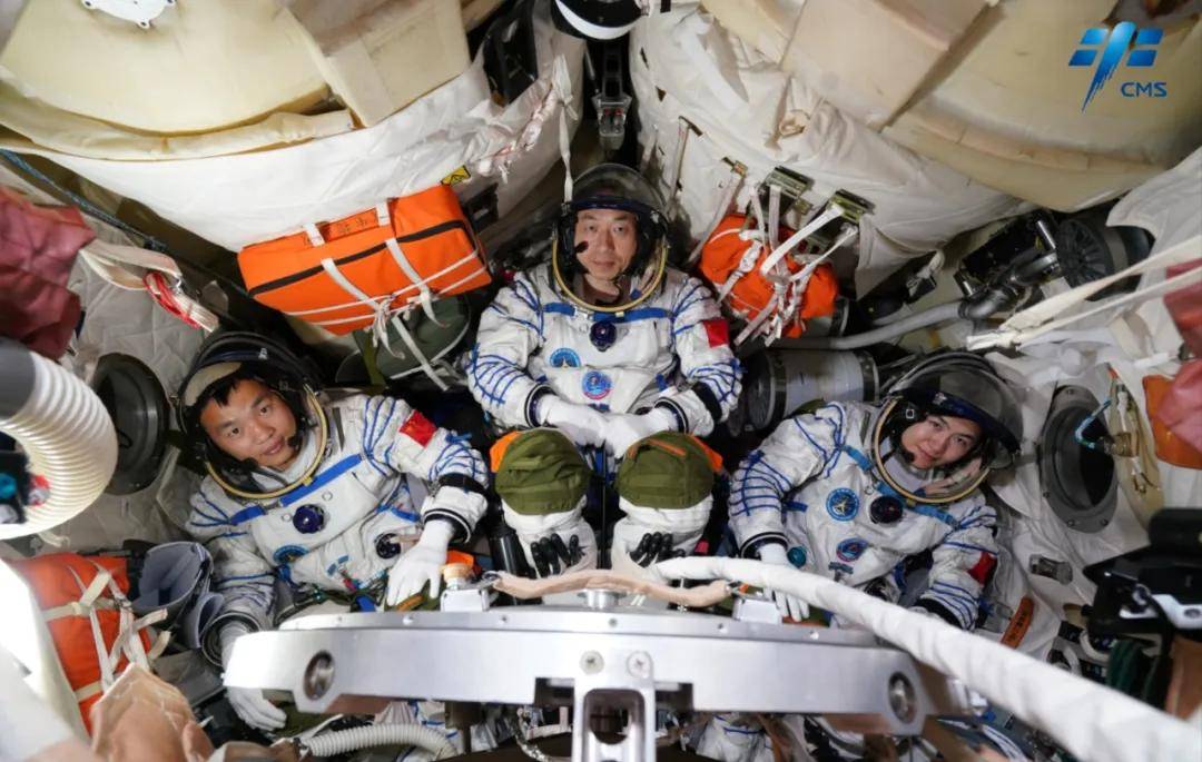 神二十航天员乘组上天不到一个月，他们都进行了哪些活动？