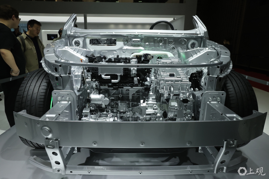 全球车企上海车展竞秀 新能源智能化引领汽车产业新潮流