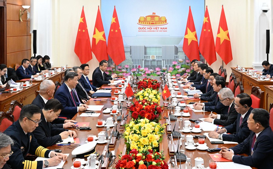 习近平会见哥伦比亚总统佩特罗