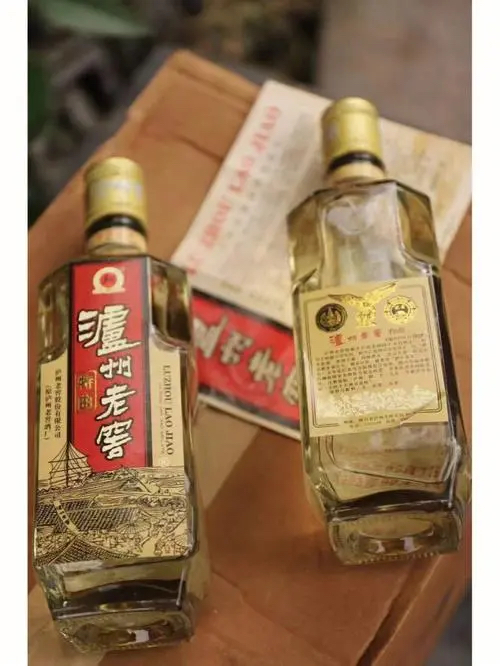 五 粮 液获得外观设计专利授权:“酒瓶(五粮液低度系列特渠版251)”